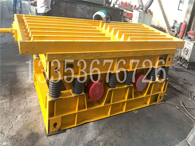 振動臺面上固定模具的混凝土預制件振動平臺2 振動臺面上固定模具的混凝土預制件振動平臺2